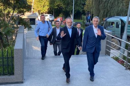 ​Jasharaj mbërrin në ndërtesën e qeverisë për takimin me Kurtin