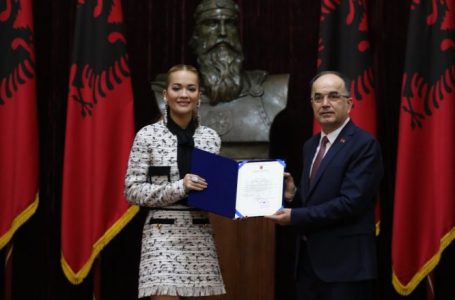 Rita Ora dekorohet nga Presidenti i Shqipërisë me titullin “Naim Frashëri”