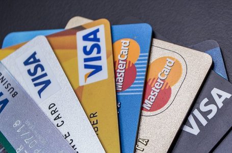 Dyshohet që vidhte para në bankat e Kosovës, arrestohet shtetasi i huaj – i konfiskohen 27 kartela bankare