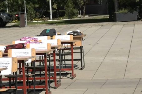Greva në arsim, në shenjë proteste vendosen banka shkollore në sheshin “Skënderbeu” në Prishtinë