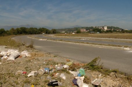 Mbeturina të shumta përgjatë rrugës “Bujar Roka”