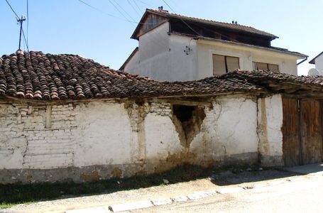 Vërshimet dëmtojnë disa mure të vjetra, qytetarët ndjehen të rrezikuar