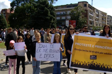 Protestohet në Gjakovë, kërkohet hapja e shkollave