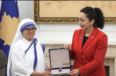Presidentja Osmani dekoron shtatë persona me medaljen për humanizëm “Nënë Tereza”