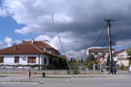 Një shtyllë në rrugën “Bujar Roka” ka mbetur e dëmtuar dhe po paraqet rrezik për banorët