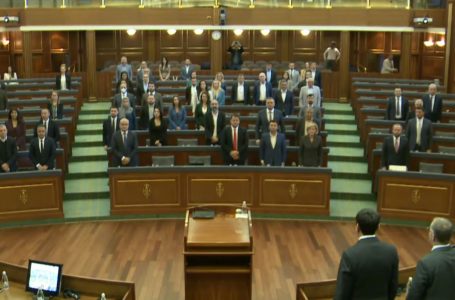 Seanca e Kuvendit të Kosovës filloj me një minutë heshtje për 24-vjetorin e rënies të Fehmi dhe Xhevë Lladrovci