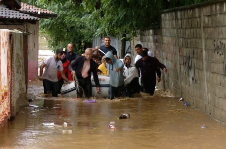 Rreth 7 familje në paralagjen Brekoc mbesin të ngujuar në shtëpi, shkak vërshimet