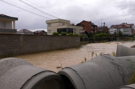 Vërshime të mëdha në lagjen “Pika e zezë”, banorët e fajsojnë komunën e Gjakovës