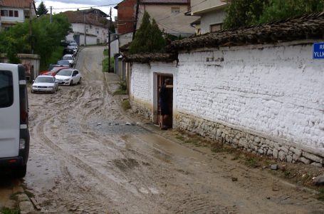 Dhjetëra makina e bodrume në rrugën “Yllka Domi” janë shkatërruar si pasojë e vërshimeve