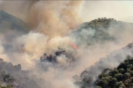 Ndërhyn helikopteri për shuarjen e flakëve në Kaninë të Vlorës, rrezikohen banesat