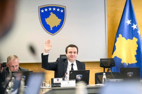 Kryeministri Kurti bashkë më tre ministra të tij mbledhin kryetarët e komunave