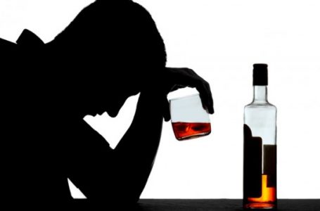 Mjekët amerikanë: Në shishet e alkoolit duhet të vendosen shenjat paralajmëruese të kancerit