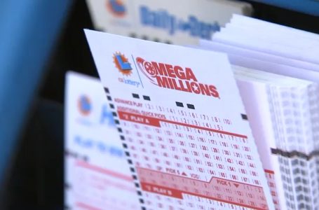 Një burrë blen aksidentalisht tre bileta për të njëjtin short lotarie, fiton tri herë