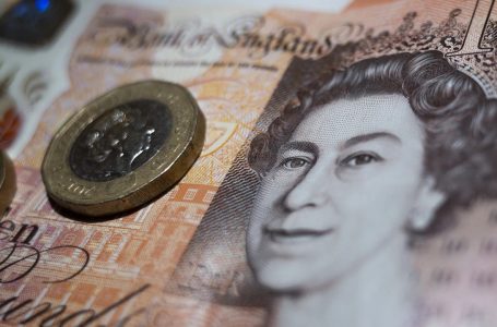 Zhytet edhe paundi britanik në rekorde të ulëta historike