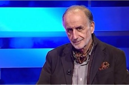 Profesori shqiptar: Kur bëni foto, mos thoni “cheese”, por “gjizë”