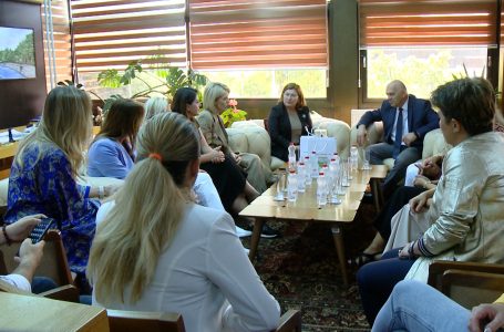 Kryetarja e Roskovecit dhe drejtoresha e UBSHR takohen me kryetarin e komunës së Gjakovës