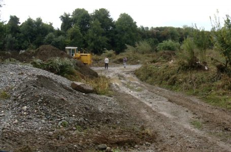 Banorët e Mejës kanë filluar ta pastrojnë lumin Erenik, u rrezikohen shtëpitë nga përmbytjet