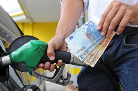 Lirohet nafta, shtrenjtohet pak benzina