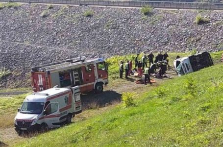 Rrokulliset autobusi me pasagjerë në Serbi, raportohet për të vdekur