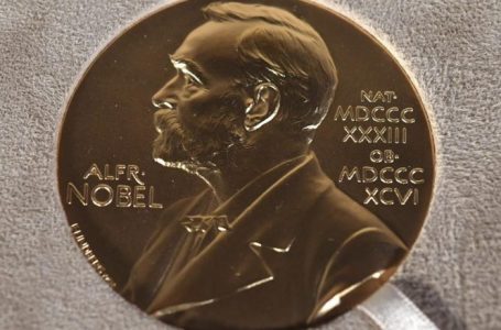 Tre shkencëtarë ndajnë Çmimin Nobel në Fizikë