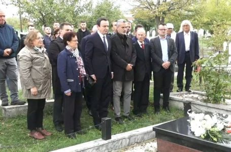 Kryeministri Kurti bën homazhe te varri i profesorit Ejup Statovci