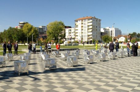 Komuna e Gjakovës shpërndan 40 paisje për shkrirjen e dyllit për bletarët