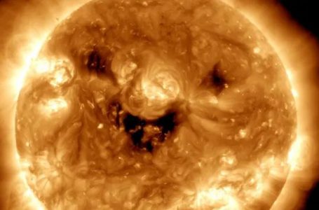 NASA kap imazhin e veçantë të diellit “duke buzëqeshur”