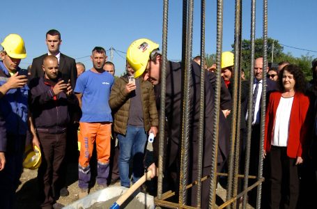 Kryeministri Kurti vuri gurthemelin e shkollës fillore “Ganimete Tërbeshi” në Ponoshec