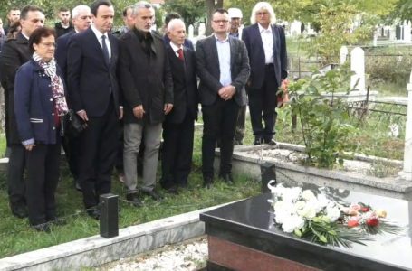 Kurti, Dugolli dhe Lajçi homazhe para varrit të ish-rektorit Statovci, 25 vjet nga demonstrata e madhe studentore