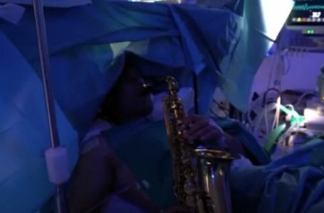Pacienti luan në saksofon gjatë operacionit në tru