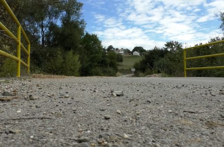 Dëmtohet ura në fshatin Bardhasan, banorët detyrohen të ndërhyjnë vetë