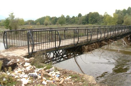 Ura në fshatin Guskë e mbushur me mbeturina