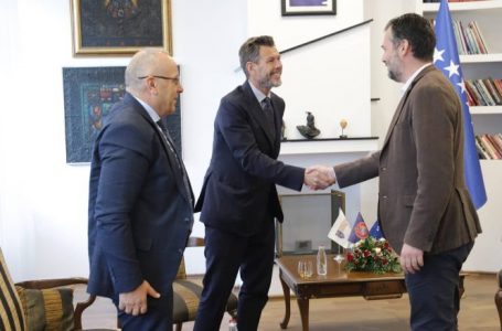 Zvonimir Boban fillon vizitën e tij në Kosovë, takohet me ministrin Hajrulla Çeku