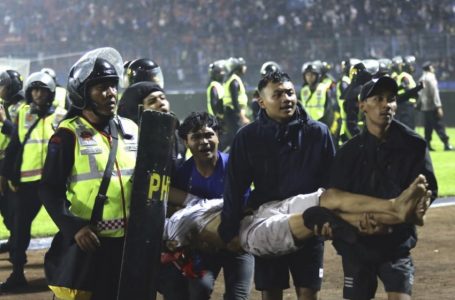Pamje të rënda nga përplasja në stadiumin e futbollit, 125 të vdekur