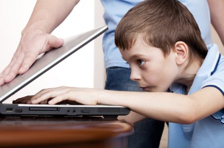 Mënyrat më të mira për të shpëtuar fëmijët tuaj nga varësia ndaj teknologjisë