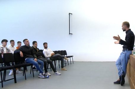 U mbajt aktiviteti “Të rinjtë përballë një profesionisti” në fshatin Cërmjan