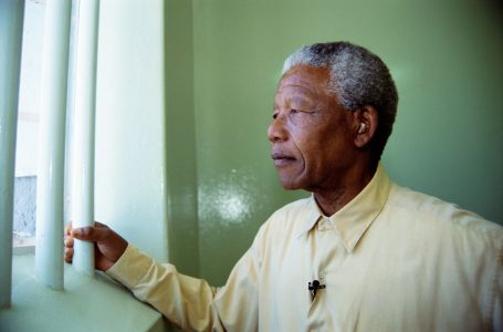 Mandela, njeriu që sakrifikoi 27 vite të jetës së tij për të tjerët