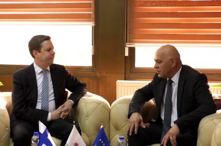Kryetari i komunës, Ardian Gjini priti sot në takim ambasadorin e Finlandës, Matti Nissinen