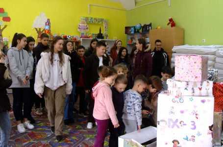 Nxënësit e shkollës “Yll Morina” dhurojnë lodra për fëmijët e IP “Ganimete Tërbeshi”