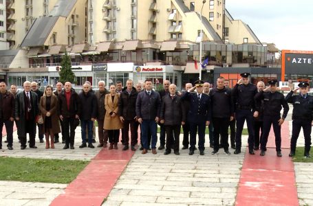 Përfaqësues nga komuna e Gjakovës bëjnë homazhe pranë lapidarit ‘’Shokët e Lirisë’’