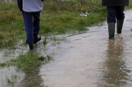 Banorët e rrugës ‘’Patriot Berisha’’ u bëjnë thirrje institucioneve për ndihmë pas vërshimeve