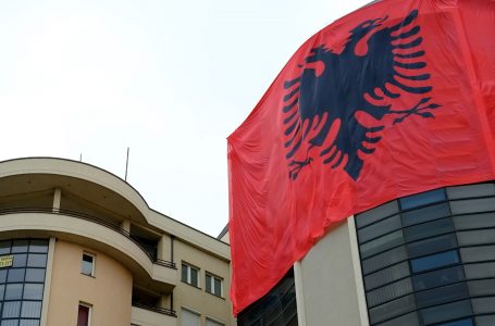 Shqiptarët bëhen bashkë në festën e Flamurit