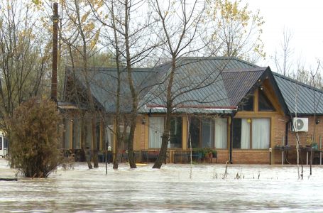 Lumi Drini i Bardhë te Ura e Fshajt del nga shtrati dhe përmbyt lokalet përreth