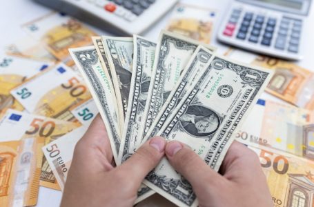 Valuta euro barazohet me dollarin