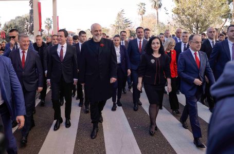 Osmani uron Ditën e Flamurit: Nga Skënderbeu e te Adem Jashari, kishim një ëndërr dhe një ideal