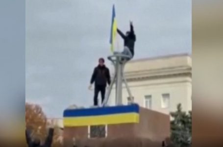 ​Ukrainasit festojnë pas fitores në Kherson