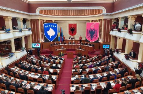 ​Në mbledhjen e dy kuvendeve kërkohet që Shqipëria të ndihmojë Kosovën në rrugën e saj evropiane