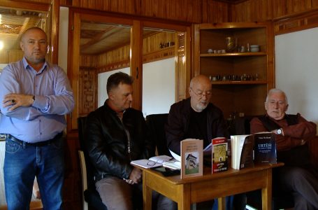 Shkrimtari Tahir Bezhani promovon librin “Urtësi nga Reka e Keqe”, pjesa III-të