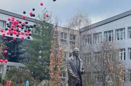 ​Përurohet shtatorja e profesor Anton Çettës