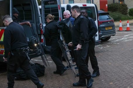 Rebelim masiv i armatosur në qendrën e emigrantëve në Britani të Madhe